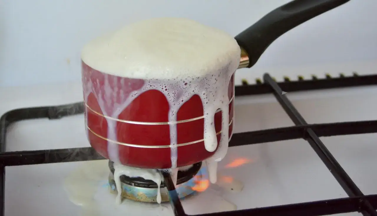 Garnek płukany zimną wodą przed gotowaniem mleka