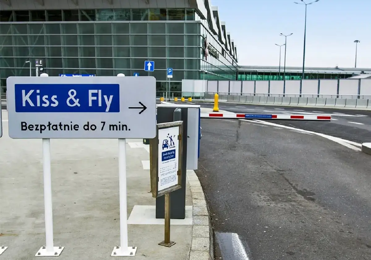 Płatność za parking lotnisko por&oacute;wnanie online na miejscu