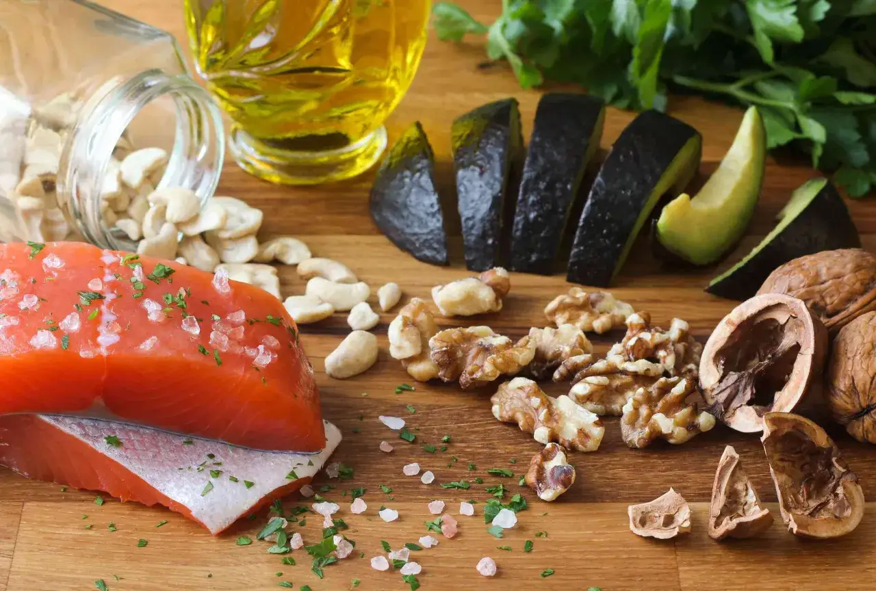 Łosoś, awokado, orzechy i oliwa z oliwek – składniki idealne na dietę przeciwzapalną. Co jeść, by wspierać zdrowie? Oto inspiracja.