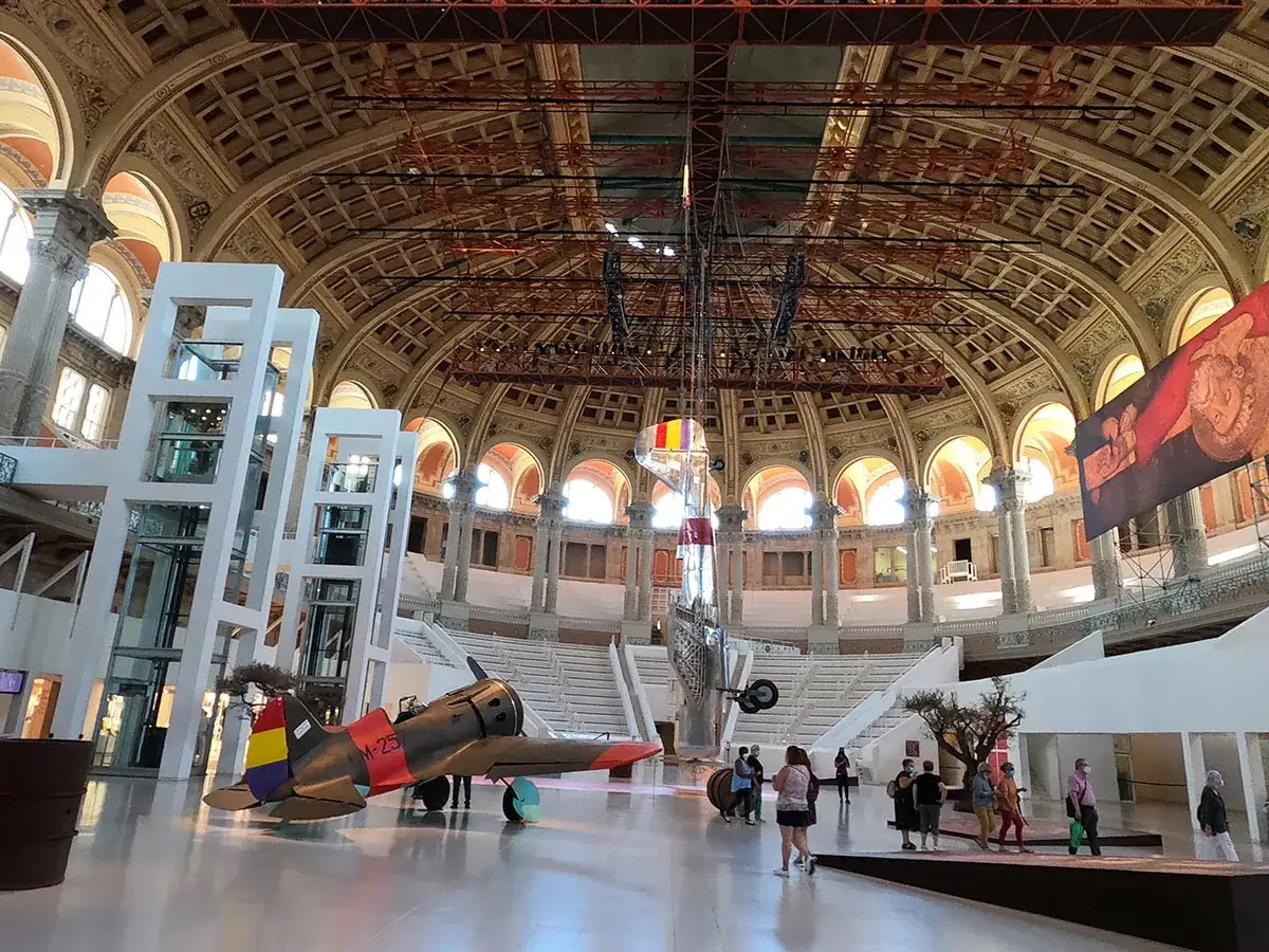 Wnętrze muzeum sztuki w Barcelonie z samolotem i nowoczesnymi instalacjami.