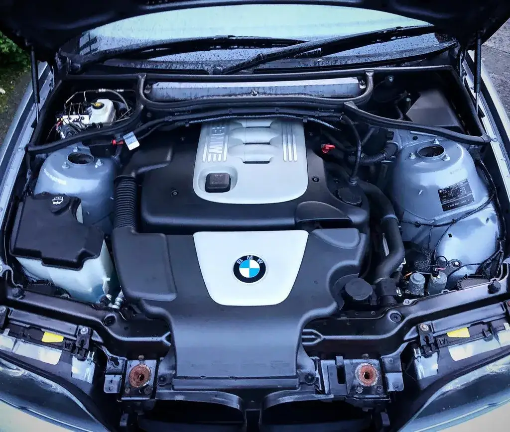 BMW 3.0 diesel engine bay
