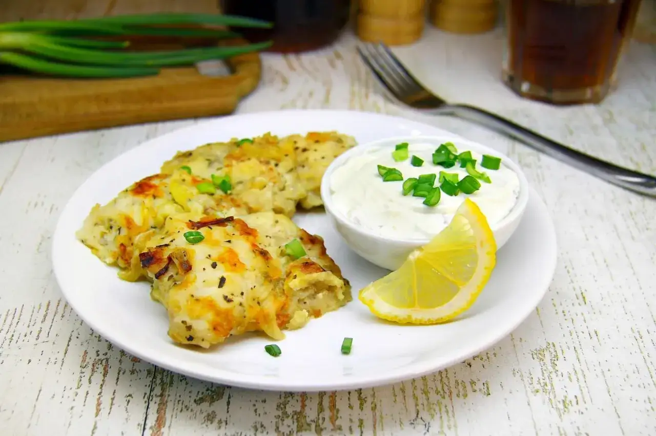 Chrupiący smażony mintaj na patelni