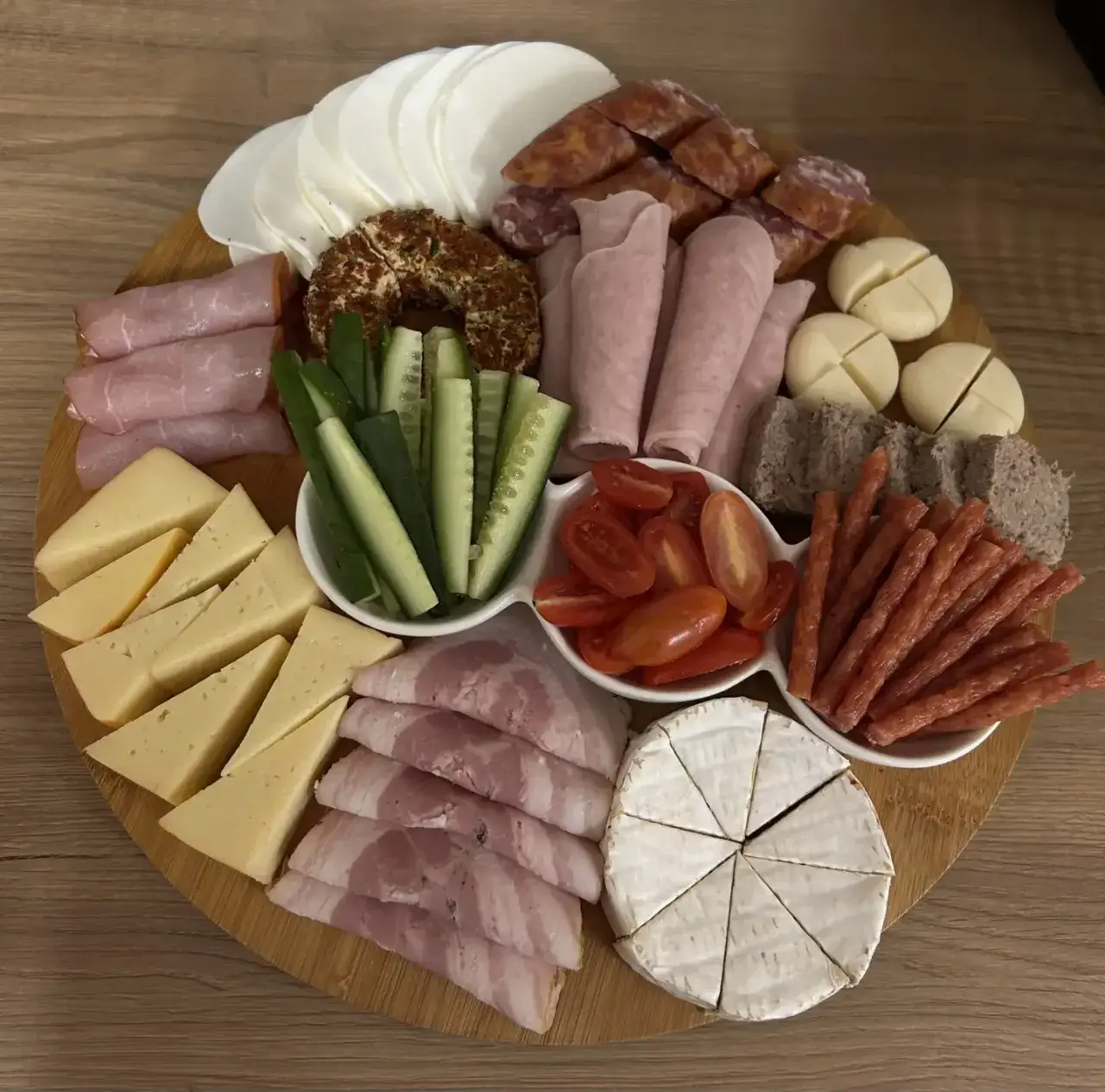 deska ser&oacute;w i wędlin na imprezę