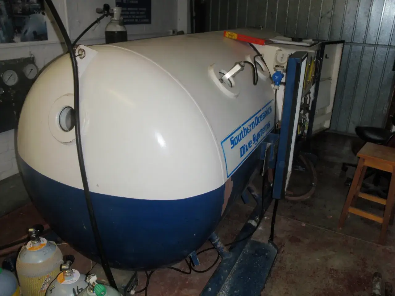 Komora dekompresyjna Southern Oceanics Dive Systems, pokazująca, jak działa komora dekompresyjna, z manometrami i butlami z tlenem.