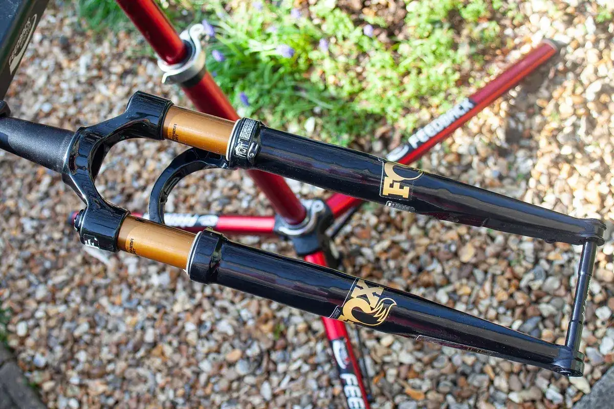 Czarny gravel z amortyzatorem Fox, gotowy na terenowe przygody.