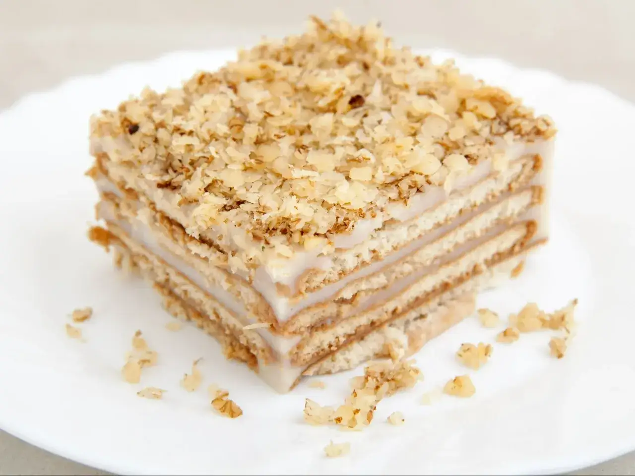 Pyszne, tanie ciasto bez pieczenia z herbatnikami i orzechami. Idealne na szybki deser.