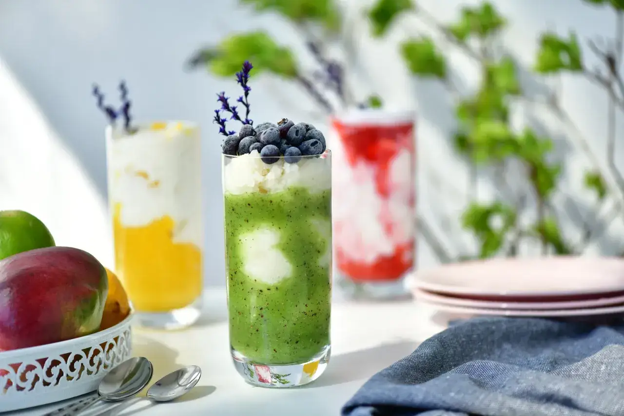 r&oacute;żne zielone koktajle w szklankach, kolorowe napoje