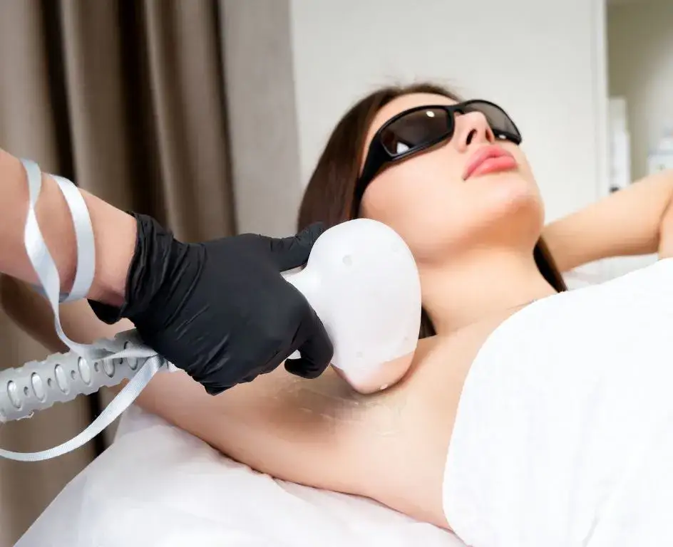 kobieta przygotowująca się do depilacji laserowej