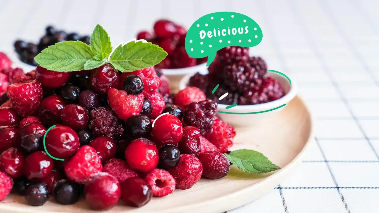 Pyszne, soczyste czeresnie i inne owoce leśne na talerzu, idealne na keto.