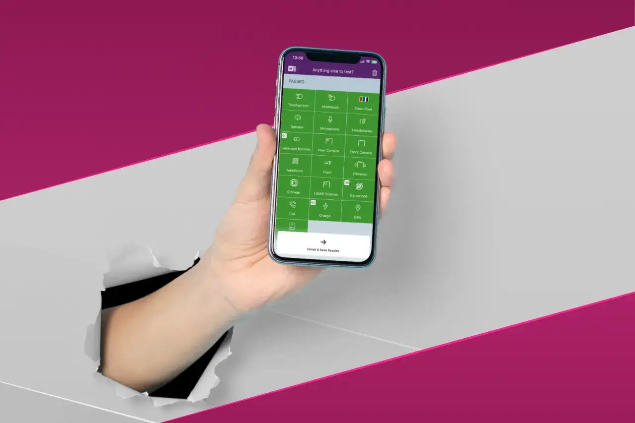 Ręka trzyma telefon z aplikacją do testowania. Widzisz opcje jak sprawdzić telefon: ekran, aparat, głośnik, GPS i inne.