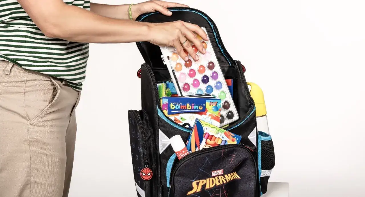 Pakowanie plecaka Spidermana: farby, kredki, butelka wody – wszystko, co zabrać ze sobą na wycieczkę szkolną.