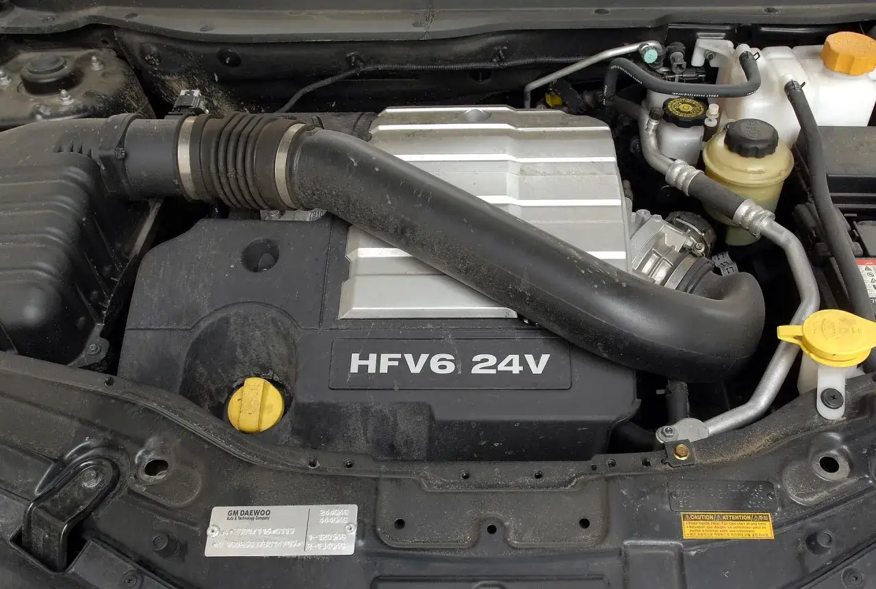 Silnik HFV6 24V w Chevrolet Captiva. Widoczny kolektor dolotowy i osłona silnika.