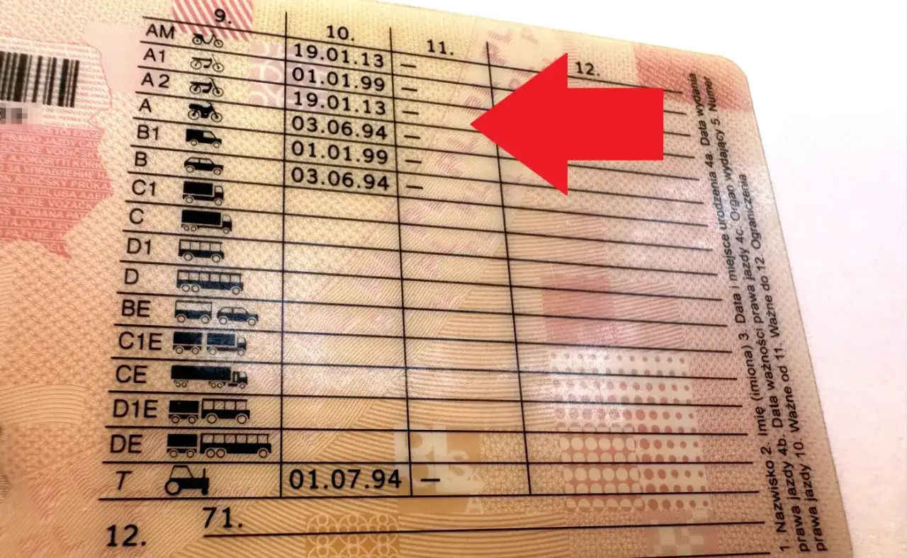 Czerwona strzałka wskazuje kolumnę 10. na prawie jazdy, gdzie widnieje data wydania uprawnień, np. 19.01.13.