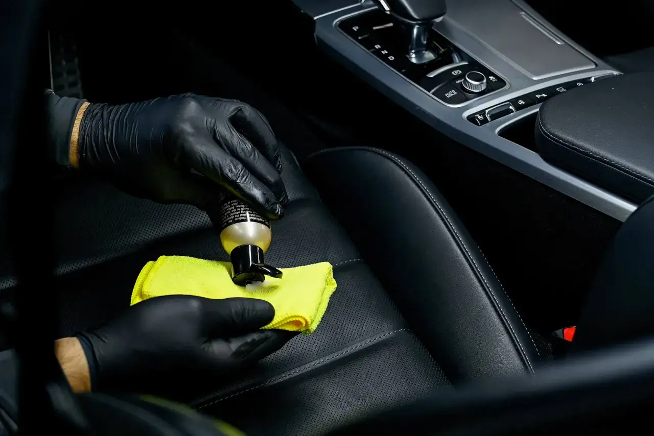 Domowe środki do czyszczenia skóry samochodowej