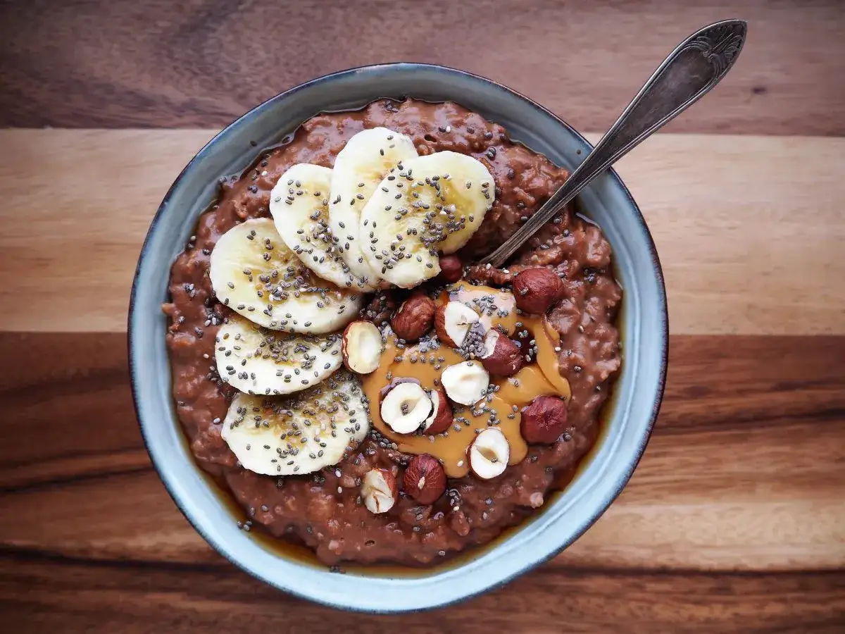 Miska owsianki z owocami, orzechami i nasionami