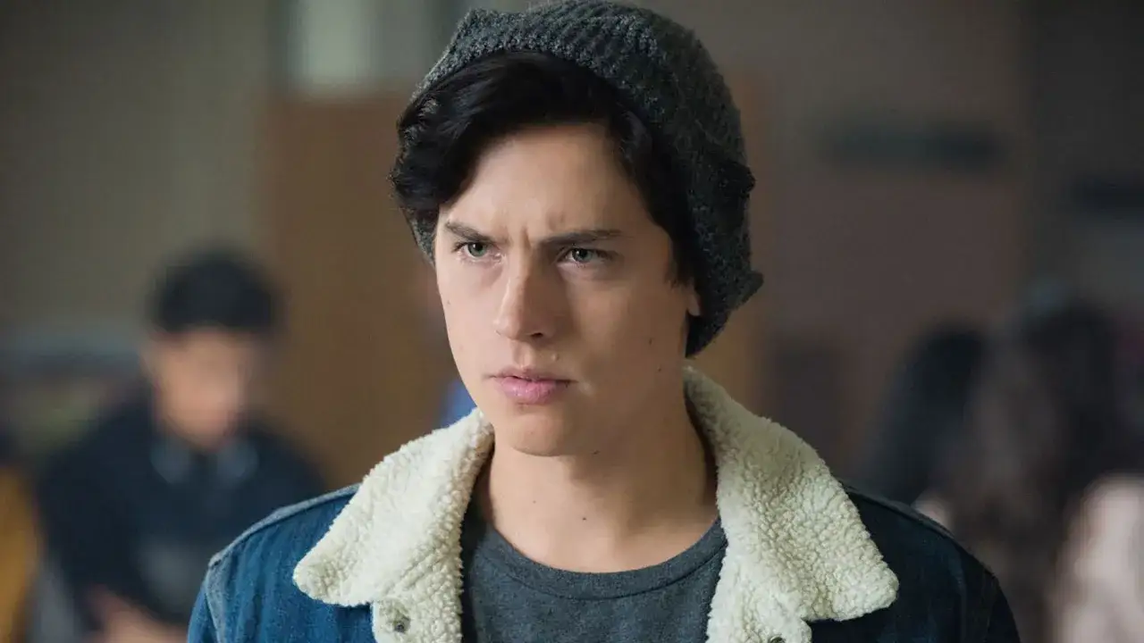 Cole Sprouse w serialu Riverdale, znany z wielu film&oacute;w, seriali i program&oacute;w, w charakterystycznej czapce i kurtce.