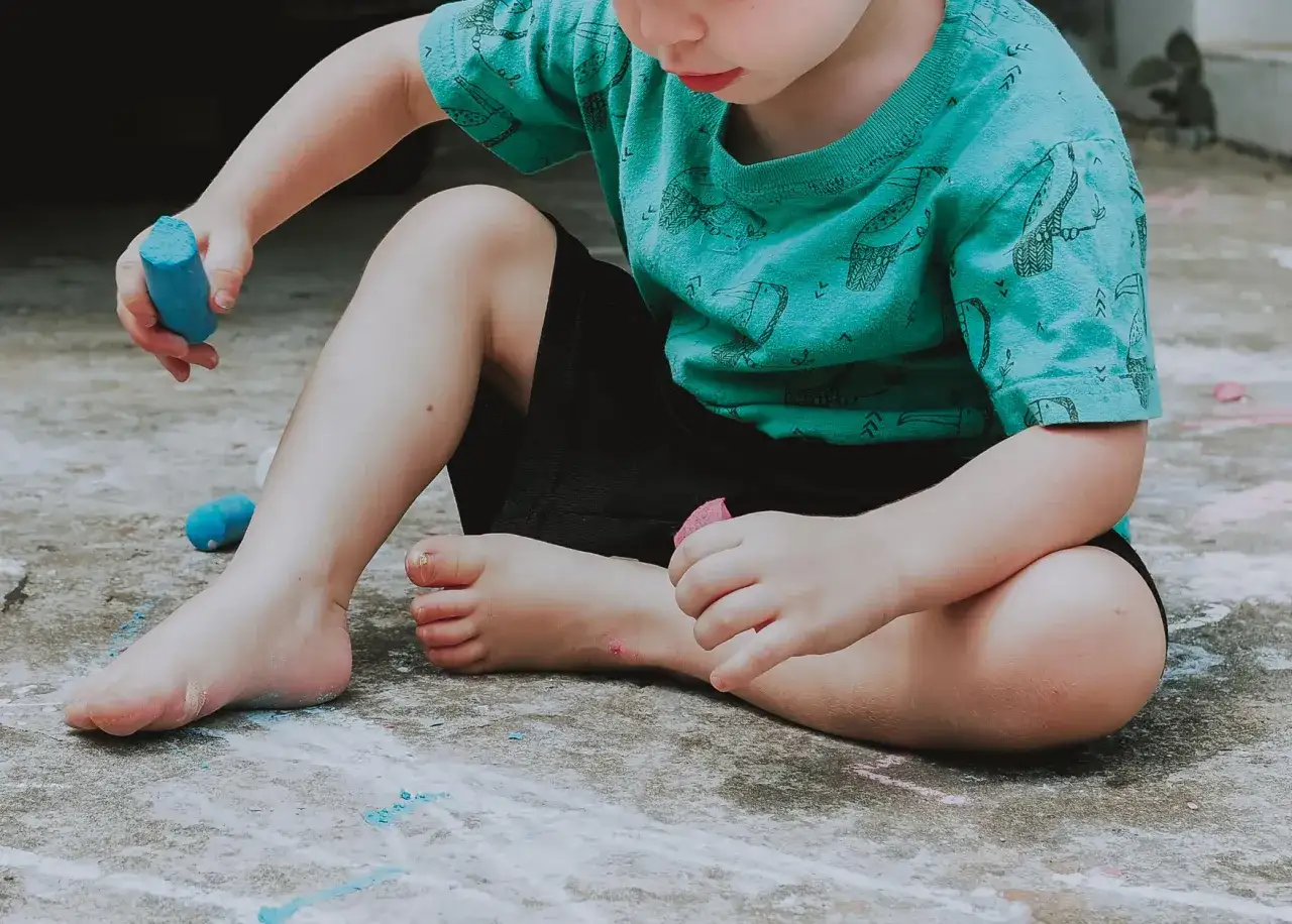 dziecko z zaburzeniami integracji sensorycznej objawy