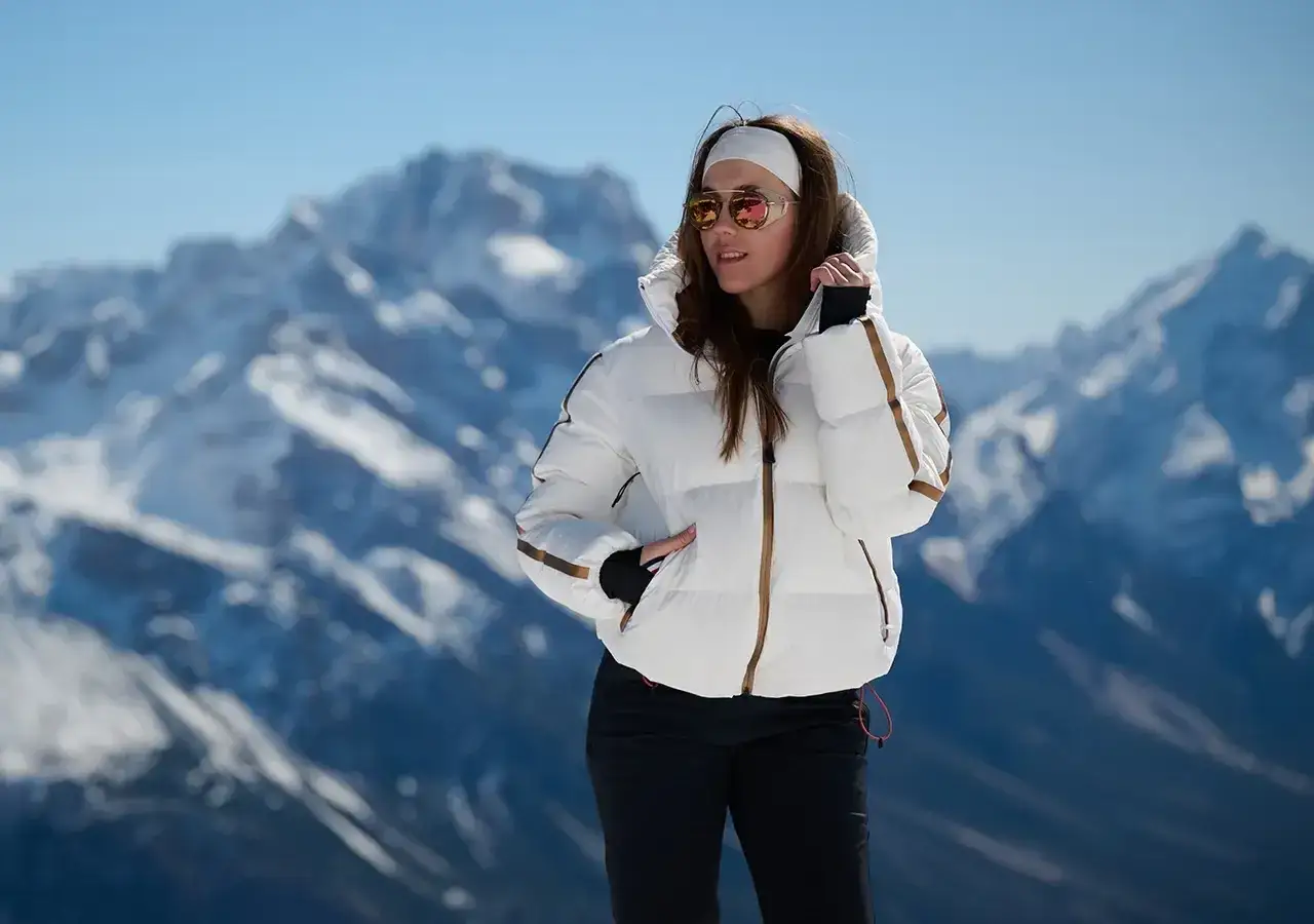 Osoba spacerująca zimą w dolinie w górach w ciepłej kurtce