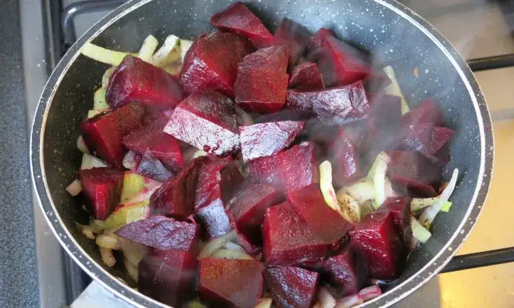 r&oacute;żne buraki surowe gotowane pieczone