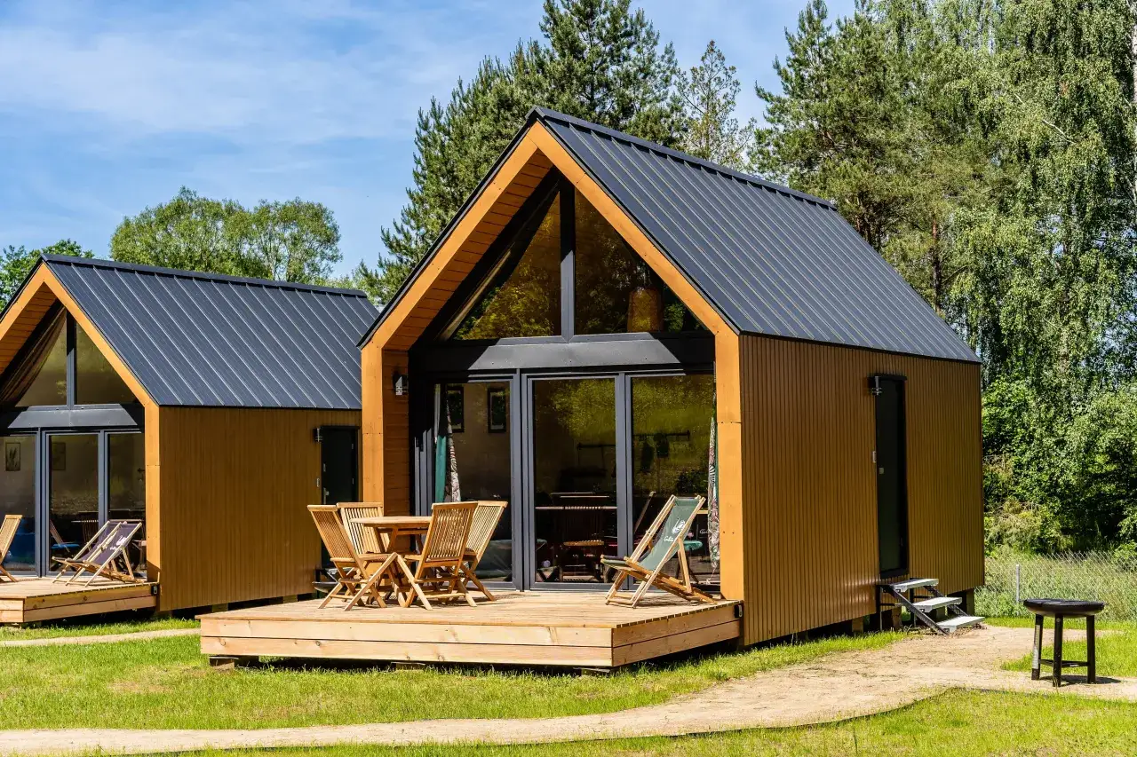 Domki letniskowe nad jeziorem Narie r&oacute;żne typy