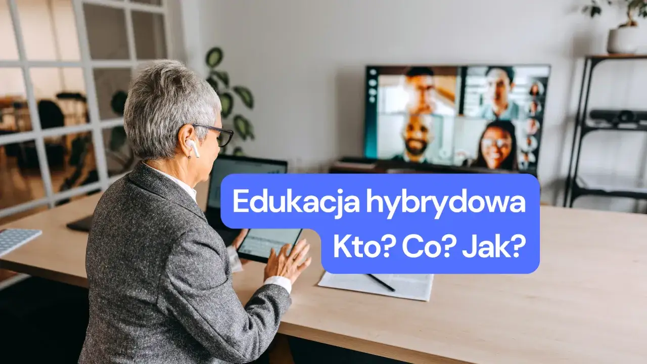 Starsza kobieta z słuchawkami uczestniczy w wideokonferencji, która pokazuje, jak wygląda nauczanie hybrydowe.