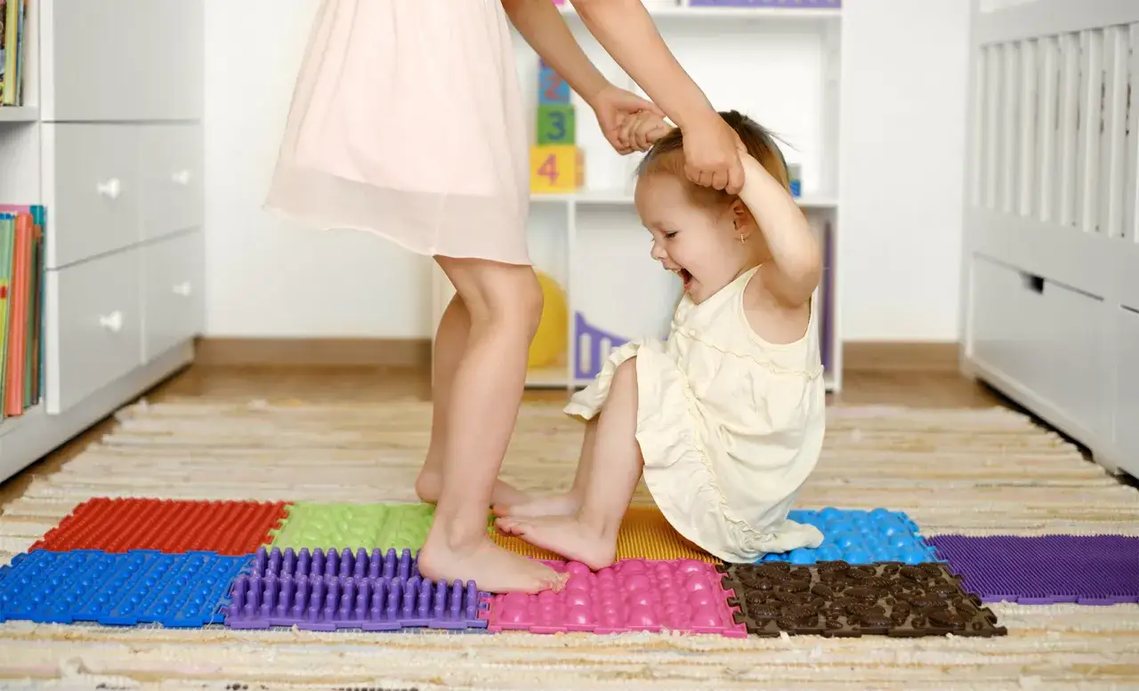 Bezpieczna zabawa dziecka na ścieżce sensorycznej