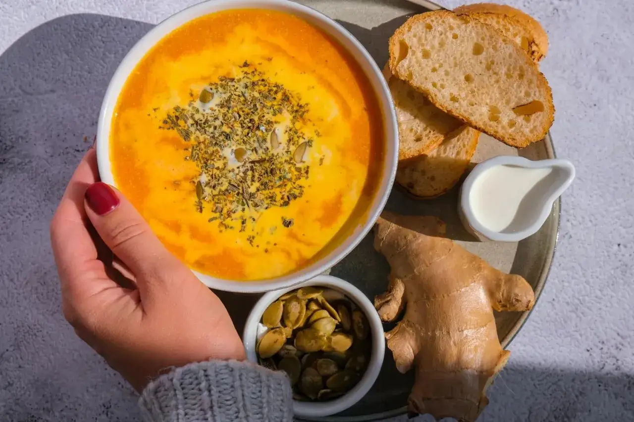 Rozgrzewająca zupa na chorobę z imbirem, pestkami dyni i grzankami. Idealna na przeziębienie.