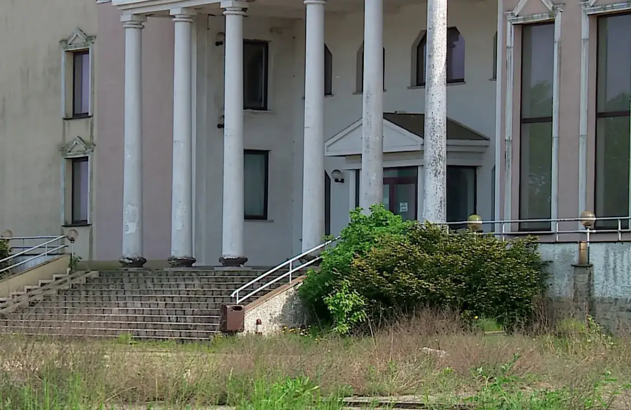 Hotel Murat w Wejherowie z kolumnami i schodami prowadzącymi do wejścia.