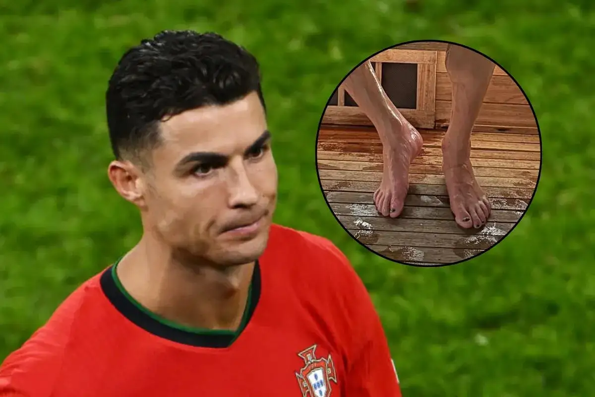 Cristiano Ronaldo i jego stopy piłkarzy po meczu, odpoczywające na drewnianej podłodze.