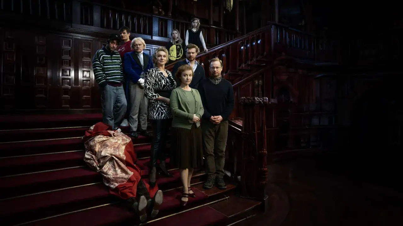 Rodzina na schodach rezydencji, gdzie kręcono 