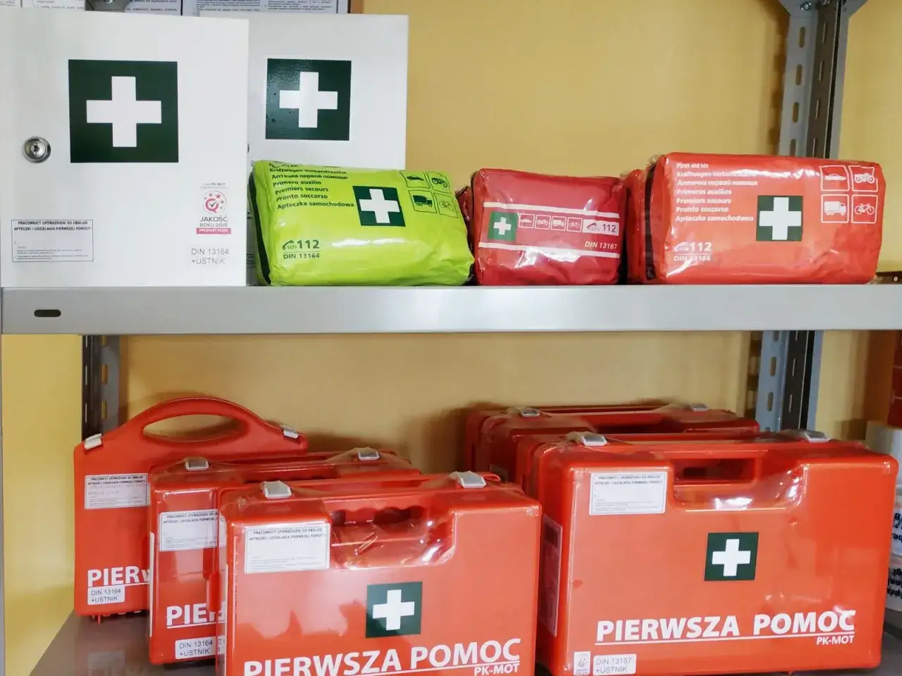 apteczka pierwszej pomocy w miejscu pracy oznakowanie