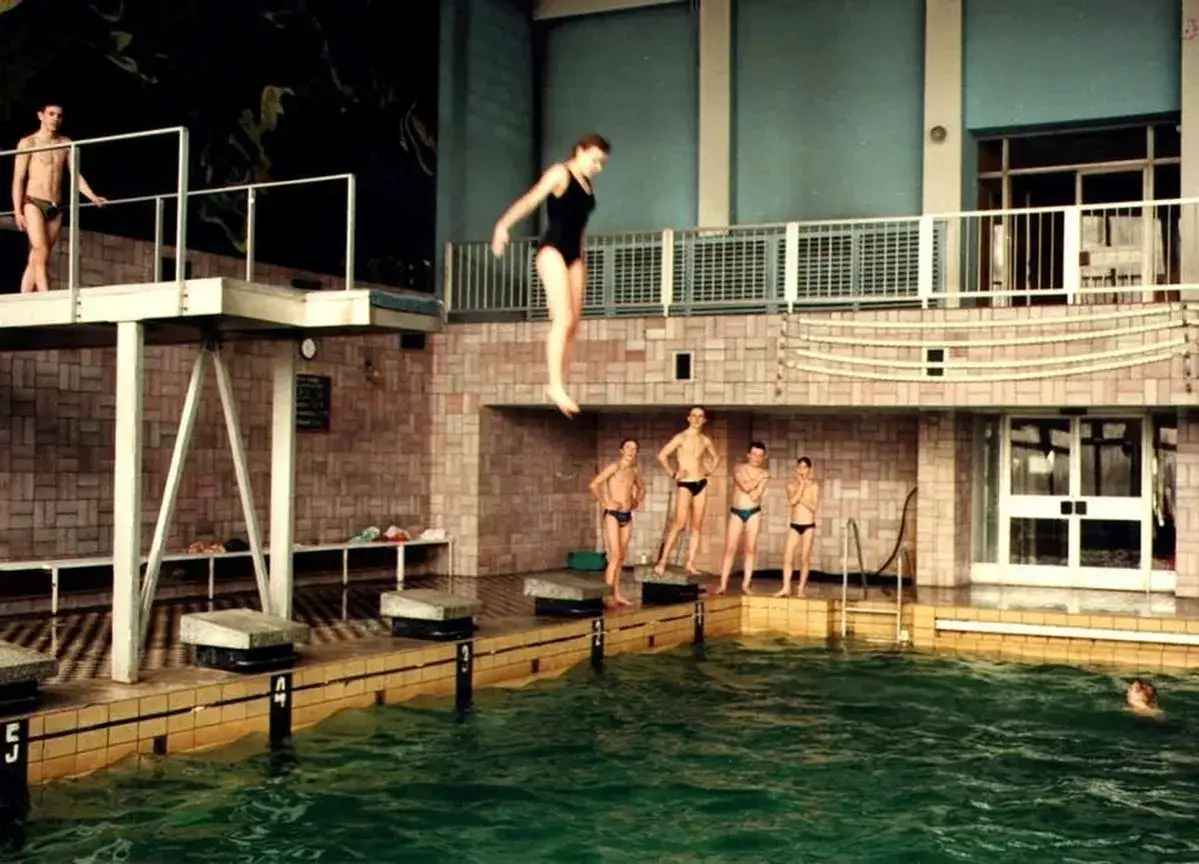 Rydułtowskie Centrum Kultury Feniks dawny basen i obecny budynek