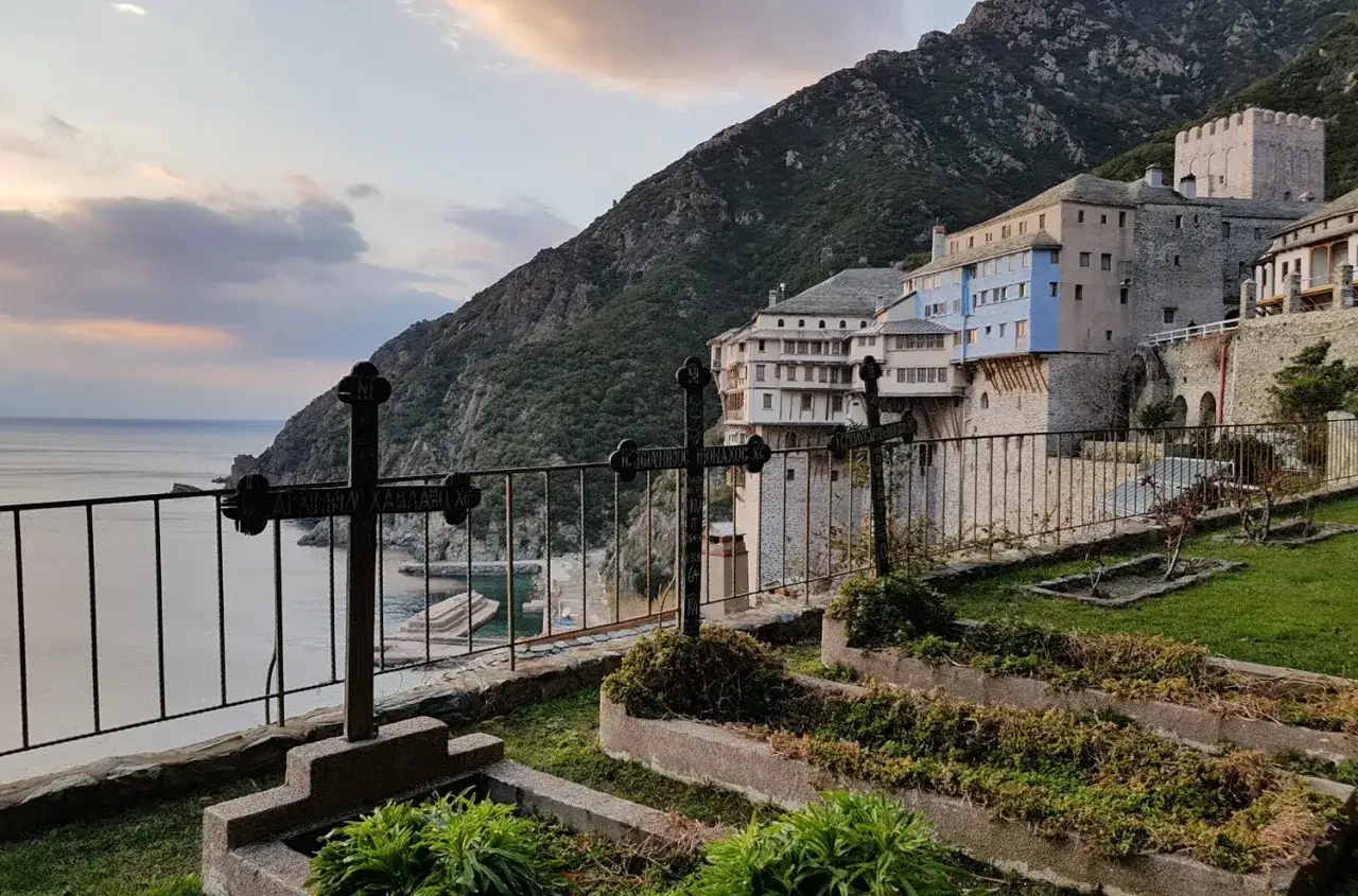 Góra Athos: jak przygotować się do wejścia na górę Athos? Wymogi dla turystów. Widok na klasztor i morze z cmentarzem.