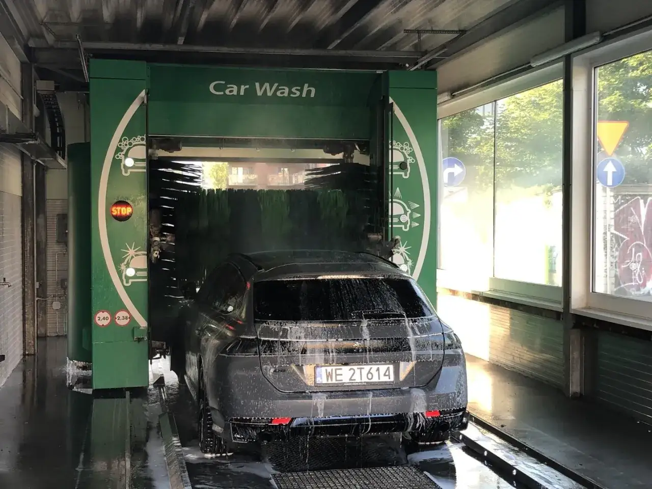 rodzaje myjni samochodowych ręczna automatyczna detailing