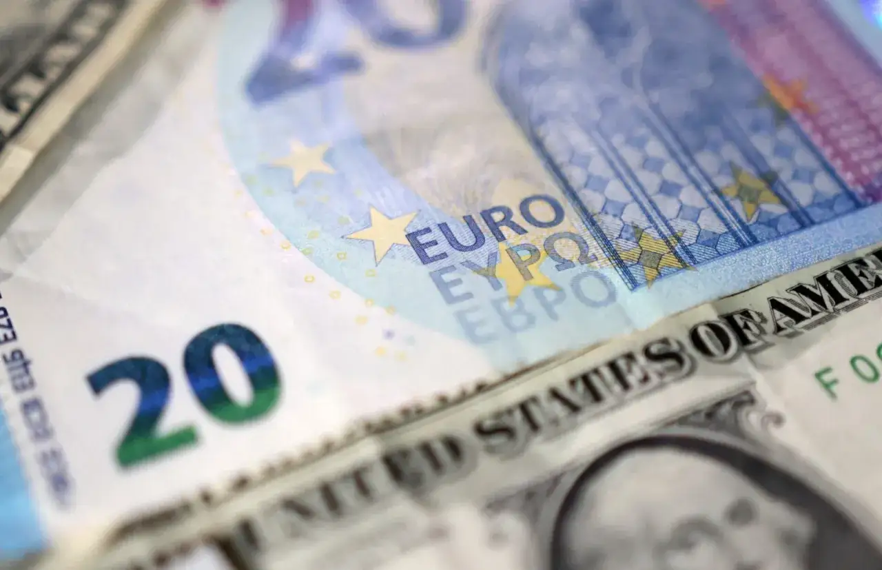 Euro i dolar obok siebie. Na jakiej walucie najlepiej zarabiać? Analiza kurs&oacute;w walut.