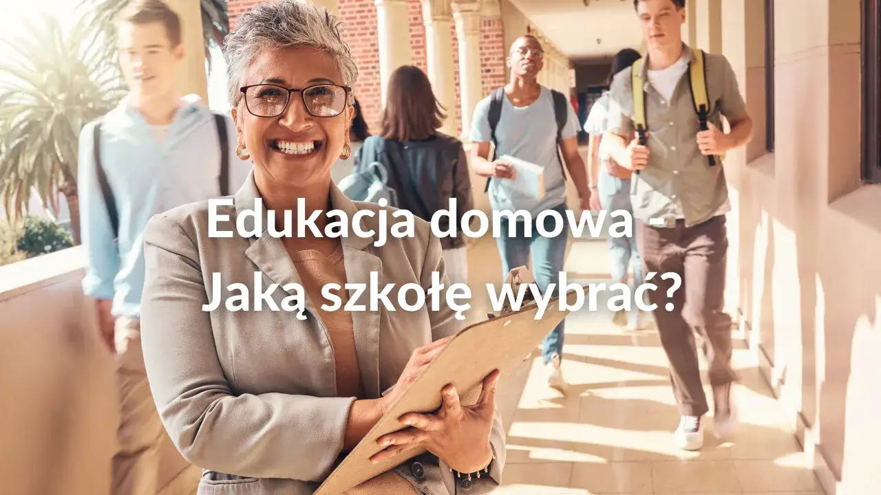 Uśmiechnięta nauczycielka z tablicą, uczniowie w tle. Edukacja domowa liceum jak załatwić - poradnik dla rodziców.