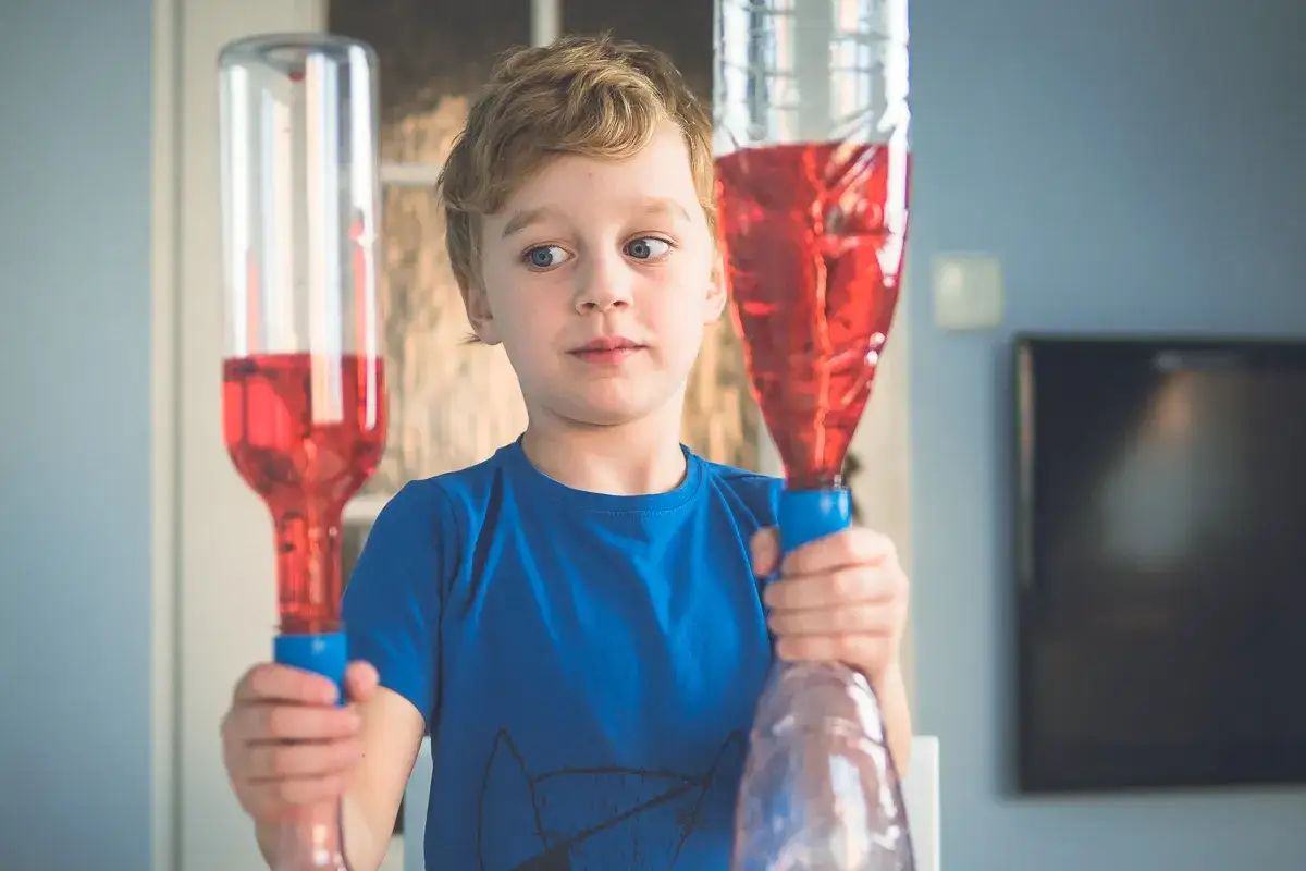 dzieci wykonujące eksperymenty z lodem, proste eksperymenty naukowe dla dzieci