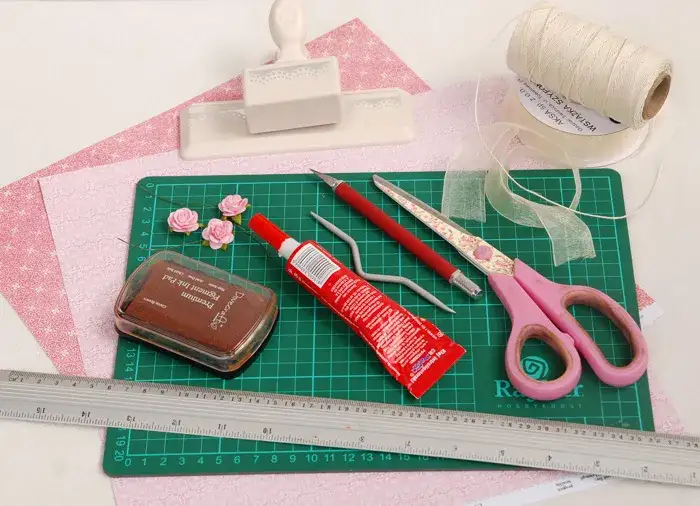 materiały do robienia zaproszeń ślubnych papier laki wstążki nożyczki