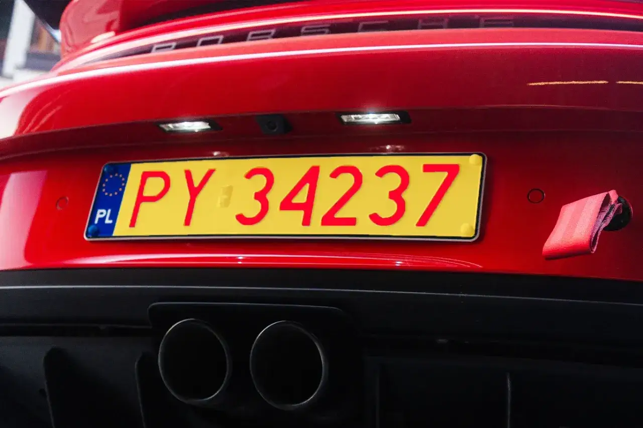 Samoch&oacute;d z nowymi tablicami rejestracyjnymi