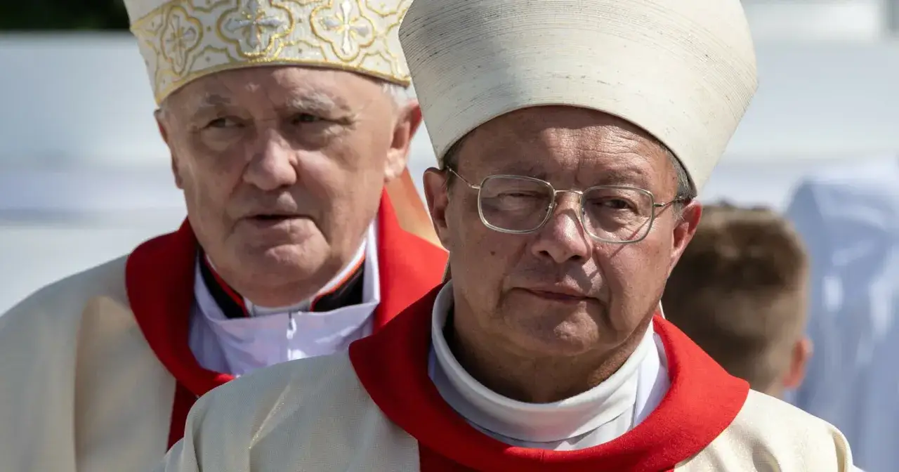 Dwóch polskich kardynałów w strojach liturgicznych. Jeden z nich ma na głowie mitrę ozdobioną złotymi wzorami.