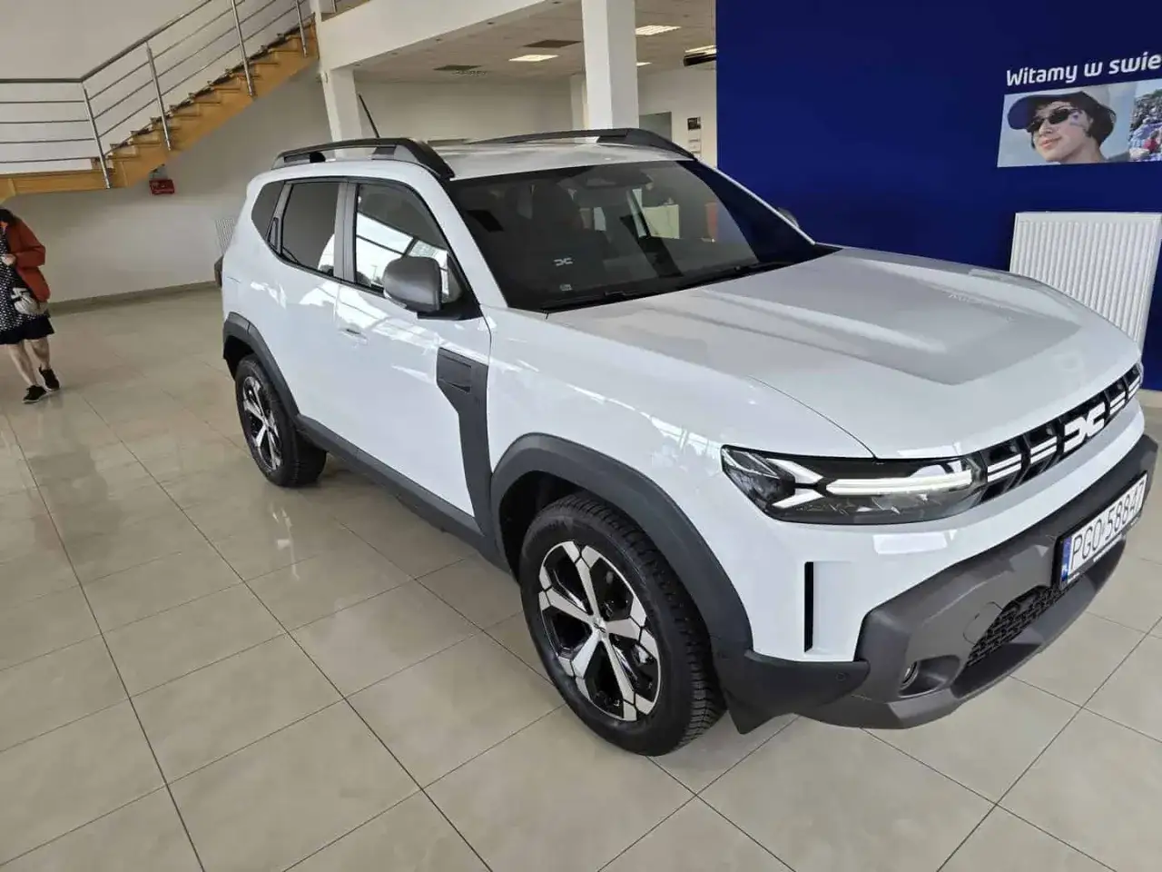 Nowa, biała Dacia Duster prezentuje się okazale na salonowym wybiegu.