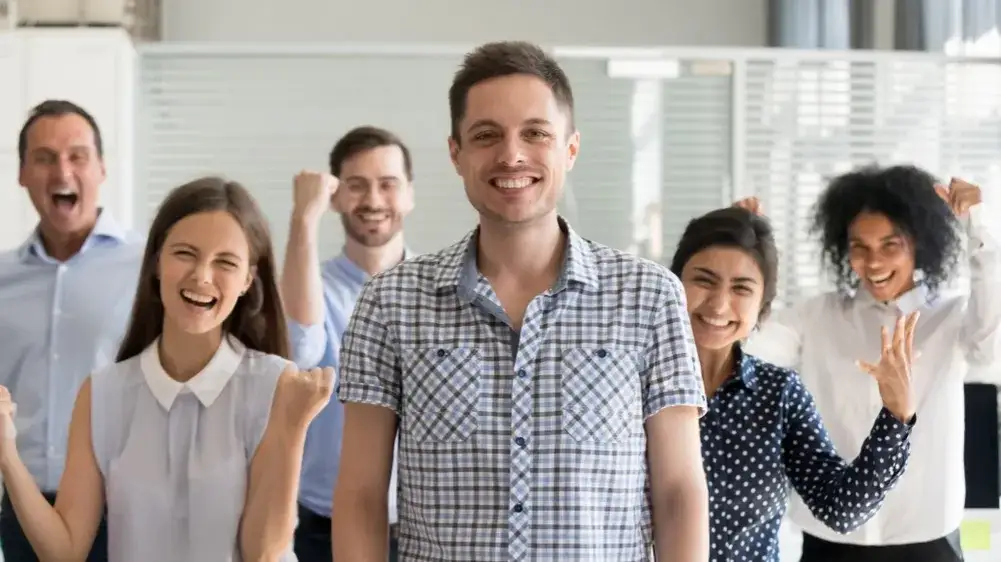 Student na stażu w firmie, młodzi ludzie w biurze