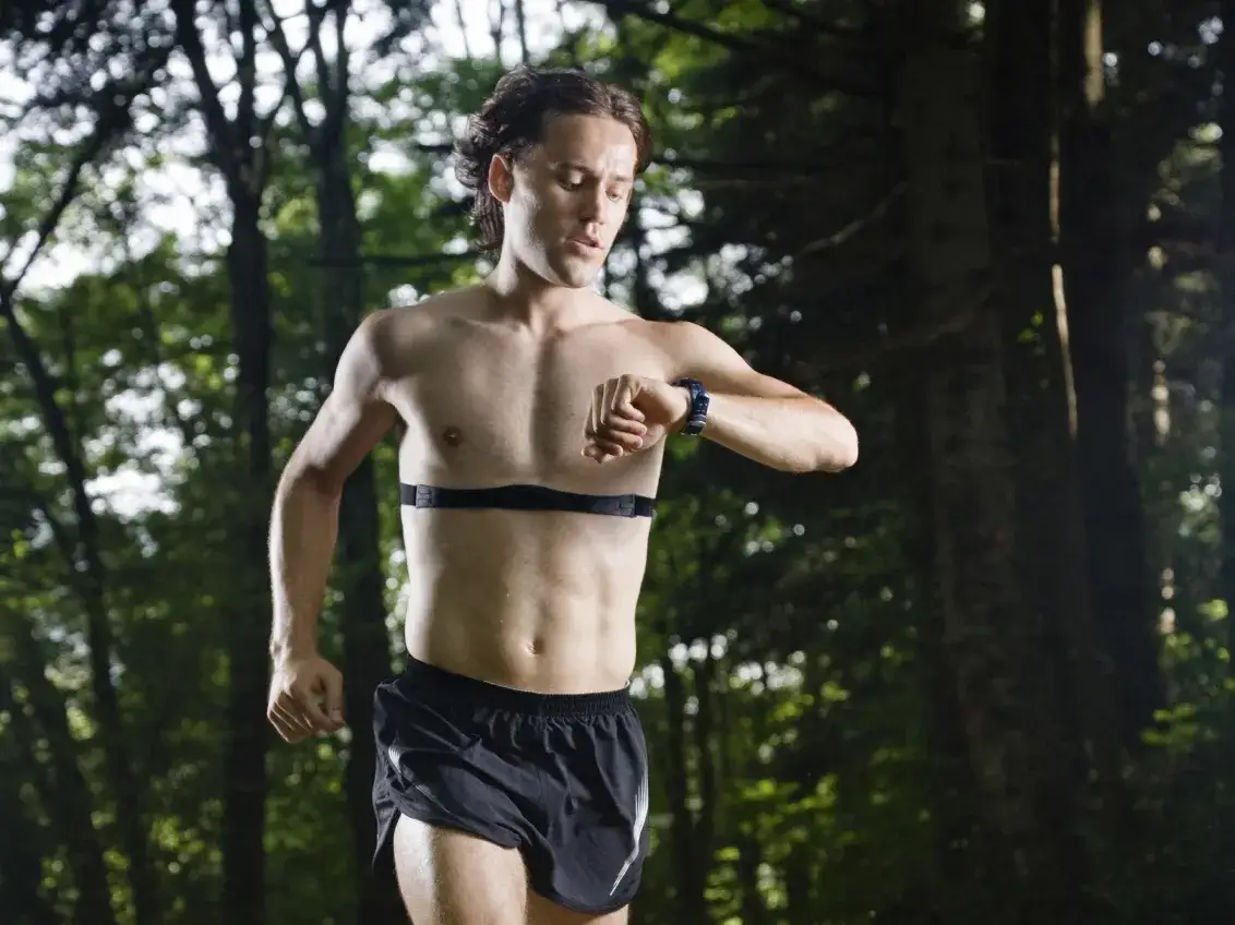 biegacz z pulsometrem