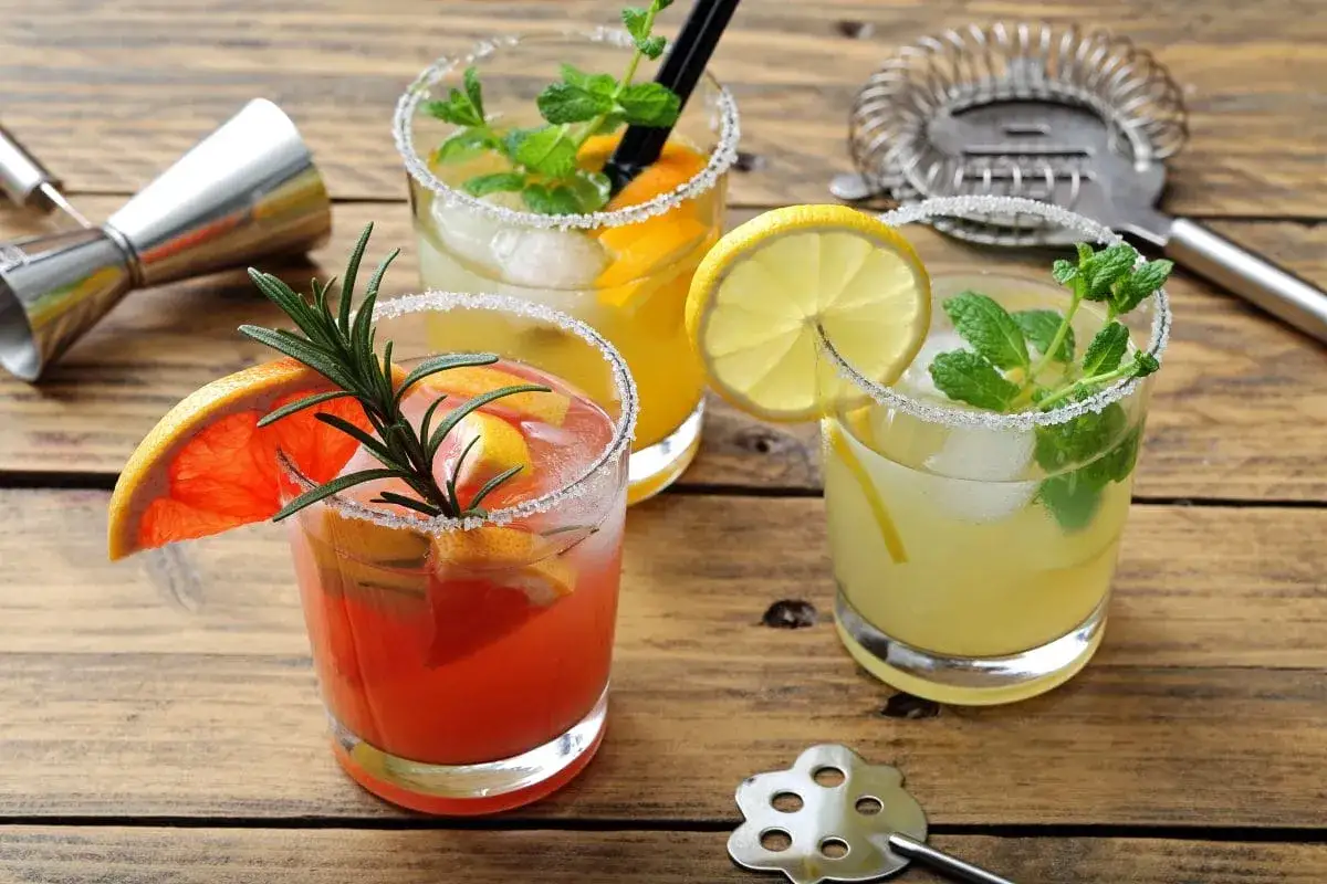 r&oacute;żne drinki z limonką bezalkoholowe