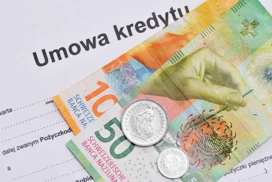 frank szwajcarski banknoty i umowa kredytowa