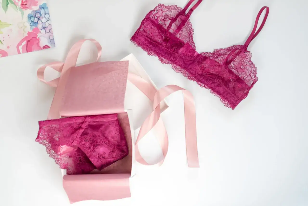 Elegancka, koronkowa bielizna w kolorze fuksji, prezentowana w pudełku z r&oacute;żową wstążką. To właśnie jest lingeria, co to za piękno!