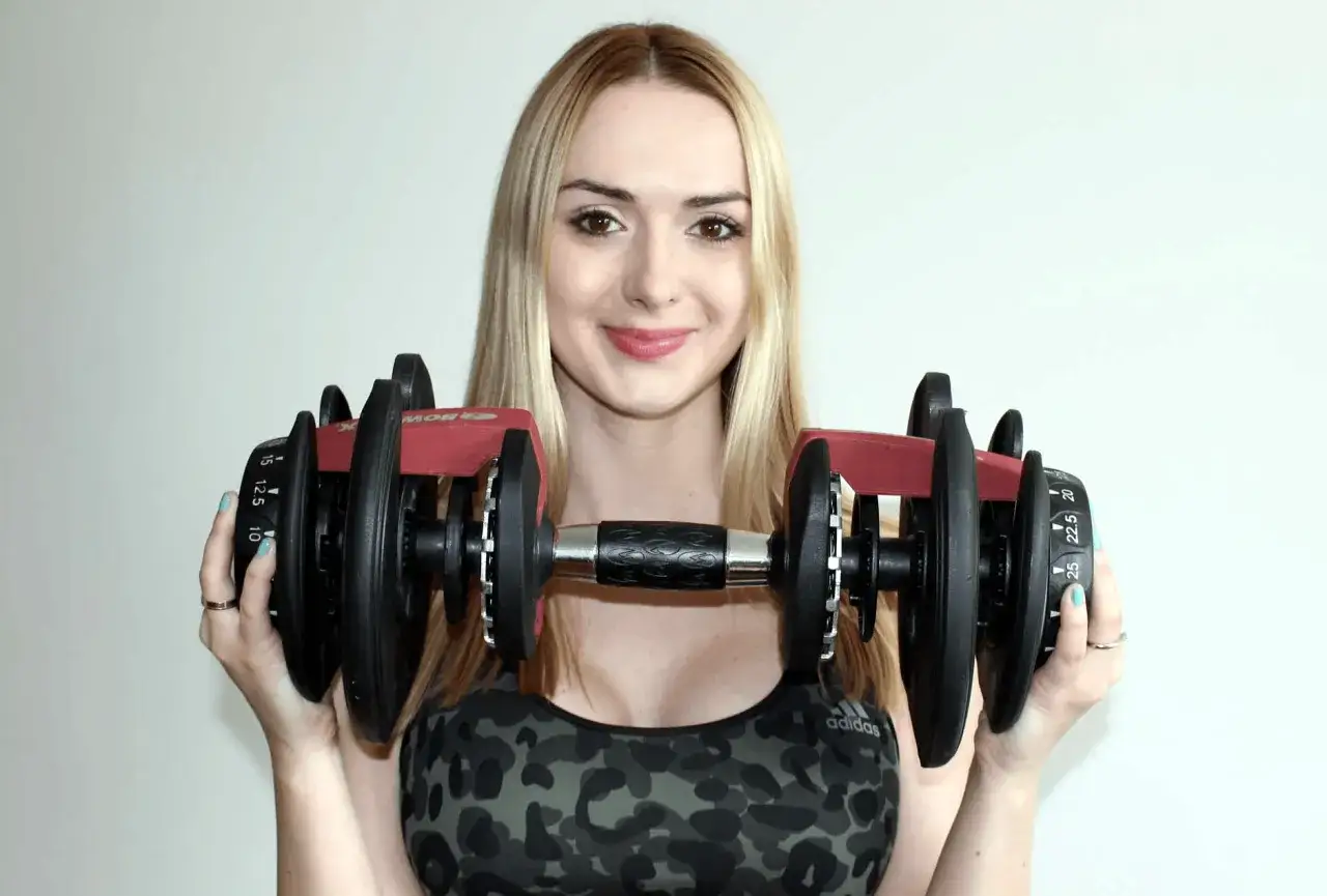 Zdjęcie Jakie hantle dla kobiety wybrać, aby trening był skuteczny i przyjemny?