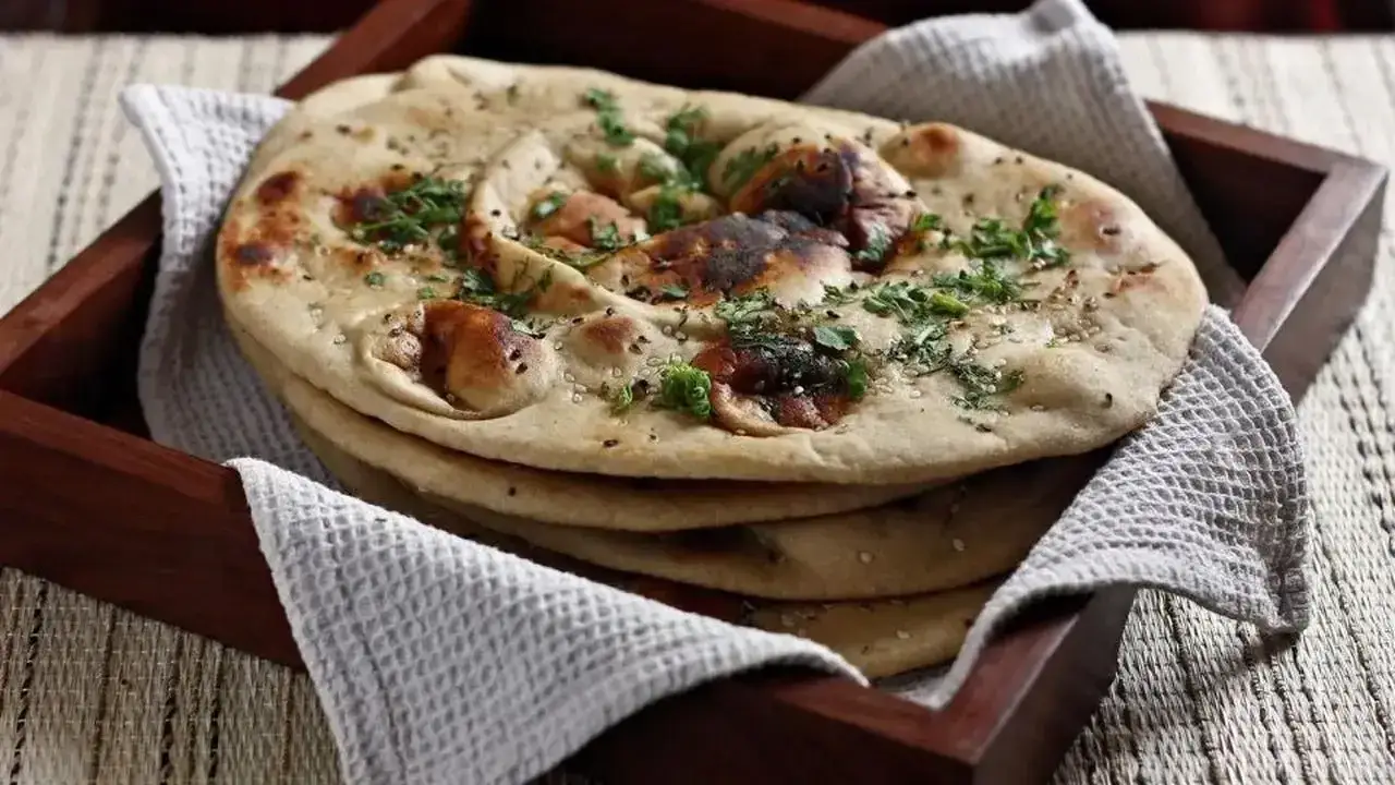 Zdjęcie Chlebek naan z czym podawać przepisy – smaki, które zachwycą każdego