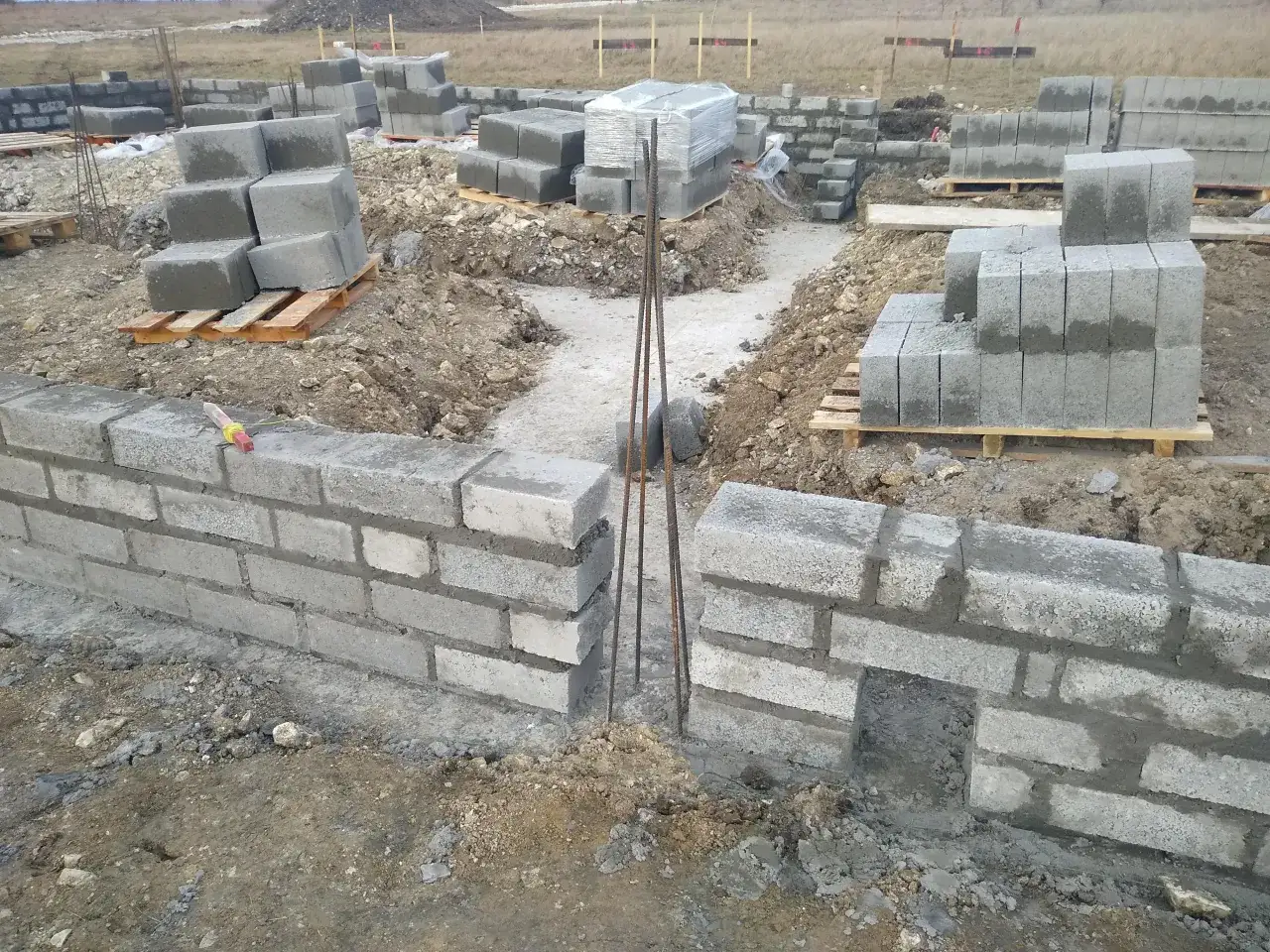 Zdjęcie Najlepsza zaprawa do bloczków fundamentowych. Unikaj kosztownych błędów!