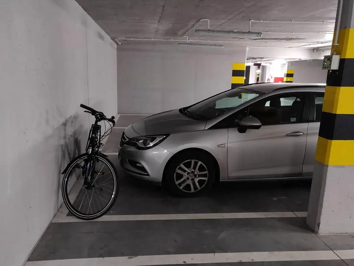 Zdjęcie Jak zabezpieczyć rower w garażu podziemnym i uniknąć kradzieży?